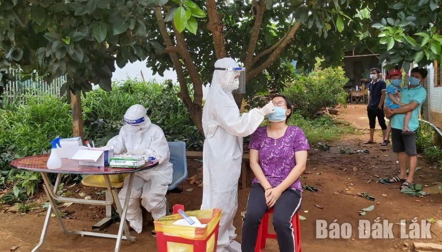 Lực lượng y tế lấy mẫu xét nghiệm SARS-CoV-2 cho người dân trên địa bàn thị xã Buôn Hồ.