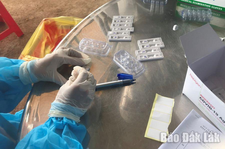 Nhân viên y tế xét nghiệm SARS-CoV-2 tại thị xã Buôn Hồ.