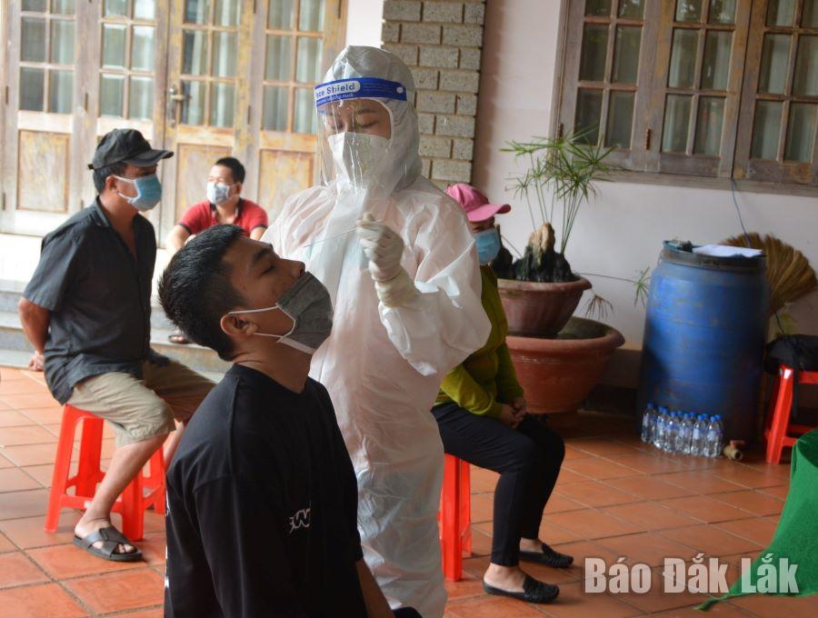 Nhân viên y tế lấy mẫu xét nghiệm SARS-CoV-2 cho người dân xã Cư Êbur.