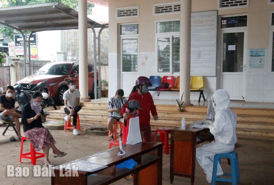 Người dân khai báo y tế tại Trạm Y tế phường Tân Thành (TP. Buôn Ma Thuột).
