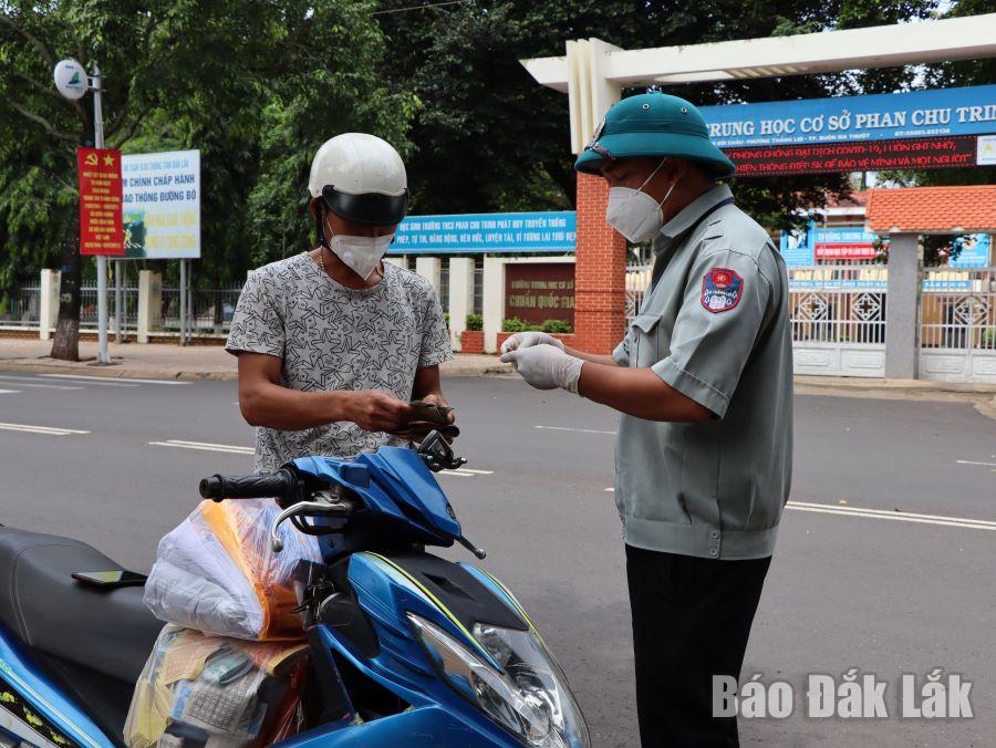 Lực lượng chức năng phường Thắng Lợi kiểm tra giấy tờ người đi đường.