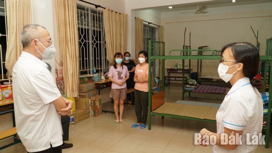 Bác sĩ Nay Phi La, Giám đốc Sở Y tế thăm hỏi, động viên điều dưỡng Trần Thị Hương vượt qua nỗi mất mát, cố gắng hoàn thành nhiệm vụ