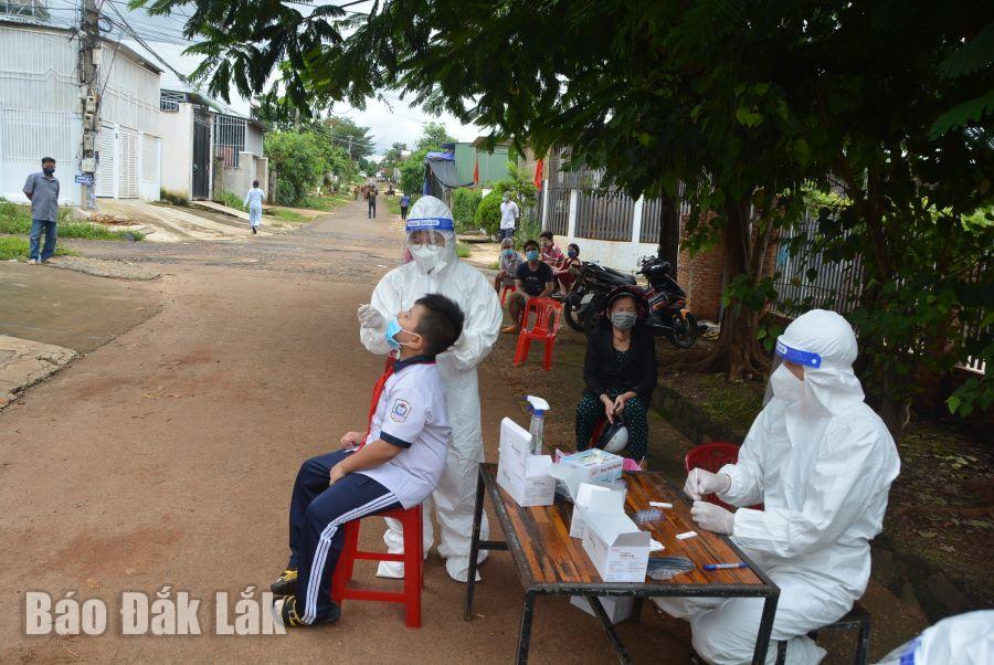 Lực lượng y tế lấy mẫu xét nghiệm chủ động cho Người dân xã Cư Êbur (TP. Buôn Ma Thuột) để sàng lcoj F0 trong cộng đồng.