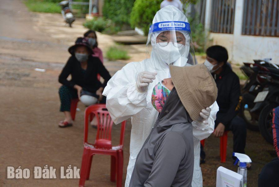 Lực lượng y tế lấy mẫu xét nghiệm SARS-CoV-2 cho người dân thôn 1, xã Cư Êbur.