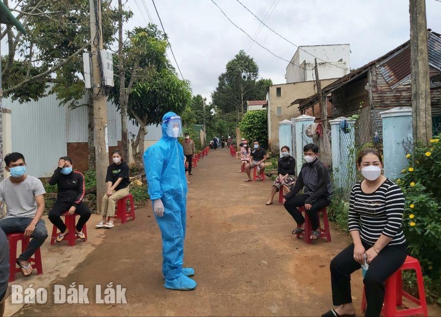Người dân phường An Lạc thực hiện giãn cách khi đi lấy mẫu xét nghiệm SARS-CoV-2.