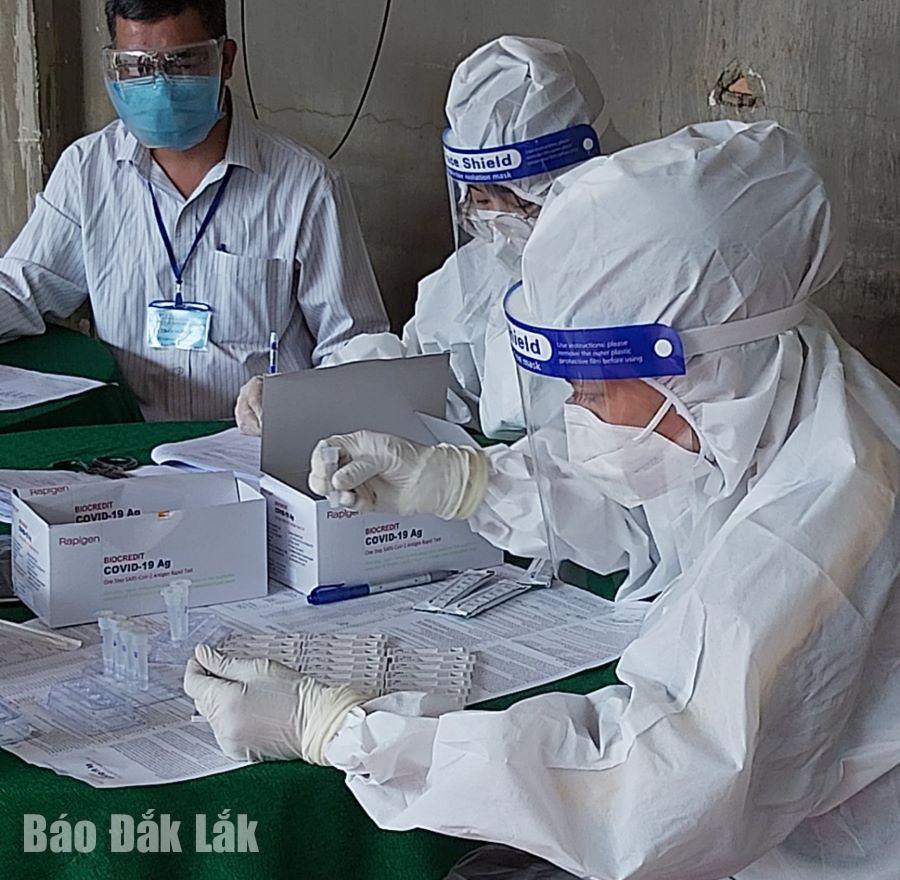 Nhân viên y tế tiến hành xét nghiệm SARS-CoV-2 tại thôn 2, xã Cư Êbur.
