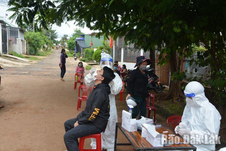 Lực lượng y tế lấy mẫu xét nghiệm SARS-CoV-2 cho người dân xã Cư Êbur. 