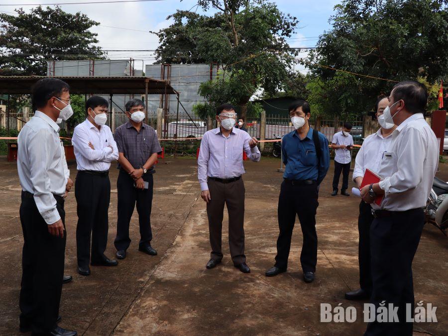 Phó Chủ tịch UBND tỉnh Nguyễn Tuấn Hà kiểm tra công tác phòng chống dịch COVID-19 tại huyện Krông Búk