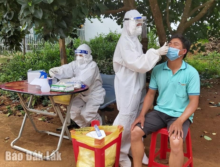 Lực lượng y tế lấy mẫu xét nghiệm SARS-CoV-2 đối với người dân có liên quan đến các F0 tại phường An Lạc, thị xã Buôn Hồ