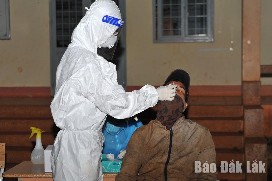 Lực lượng y tế lấy mẫu xét nghiệm SARS-CoV-2 cho người dân xã Cư Né (huyện Krông Búk).