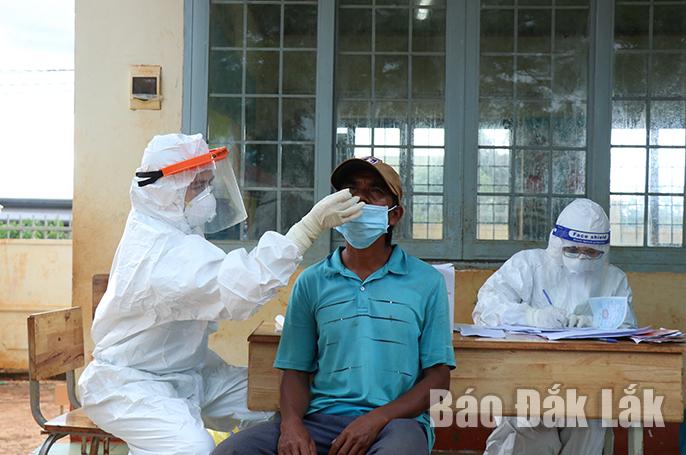 Lượng lượng y tế lấy mẫu xét nghiệm test nhanh kháng nguyên SARS-CoV-2 cho người dân buôn Drao, xã Cư Né, huyện Krông Búk