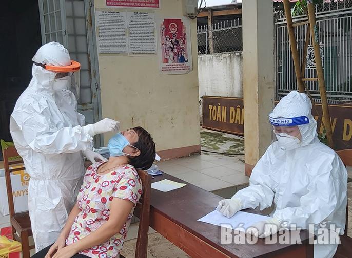 Lực lượng y tế lấy mẫu xét nghiệm SARS-CoV-2 cho người dân tại phường Tân Thành, TP. Buôn Ma Thuột.
