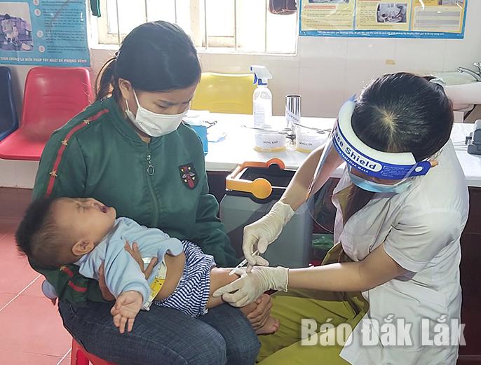 Tiêm vắc xin 5 trong 1 cho trẻ em tại Trạm Y tế xã Cư Êbur, TP. Buôn Ma Thuột. 