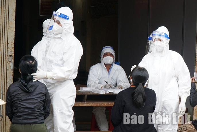Lực lượng y tế lấy mẫu xét nghiệm sàng lọc SARS-CoV-2 cho người dân phường An Lạc, thị xã Buôn Hồ.