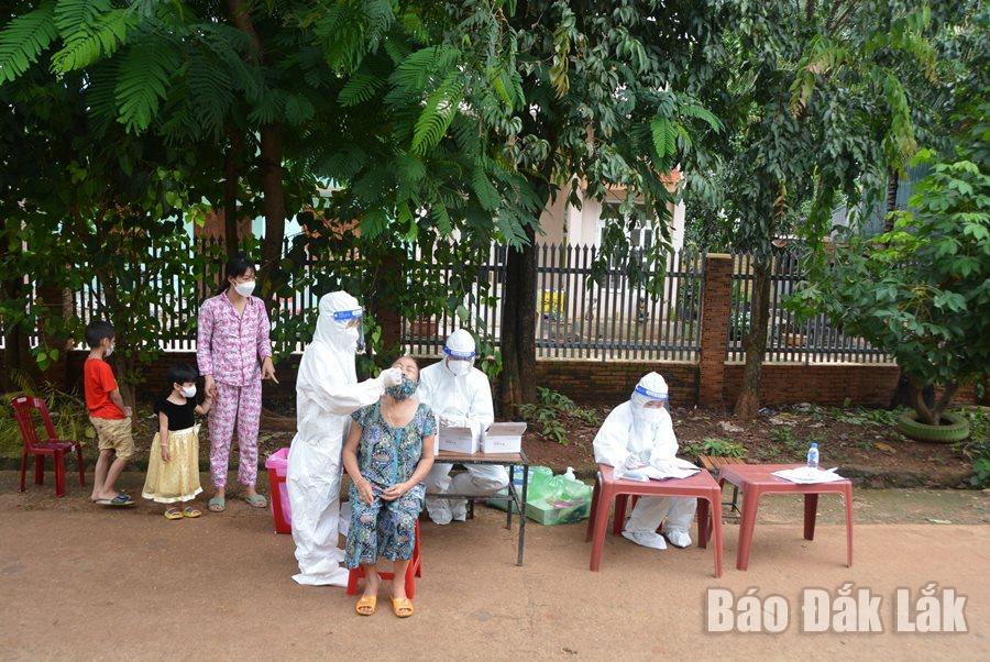 Lực lượng y tế lấy mẫu xét nghiệm SARS-CoV-2 cho người dân xã Cư Êbua (TP. Buôn Ma Thuột) .