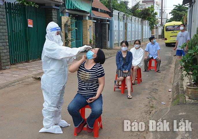 Lực lượng y tế lấy mẫu xét nghiệm SARS-CoV-2 đối với người dân buôn Ko Siêr, phường Tân Lập, TP. Buôn Ma Thuột.