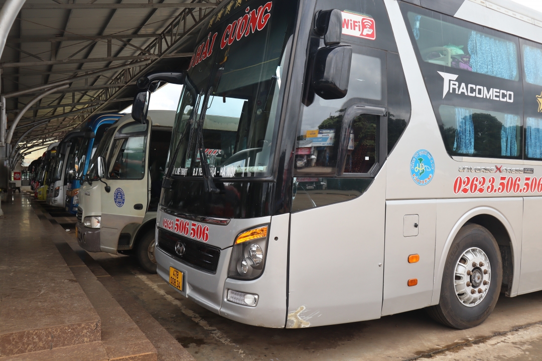 Phương tiện vận tải đậu tại Bến xe liên tỉnh Đắk Lắk.