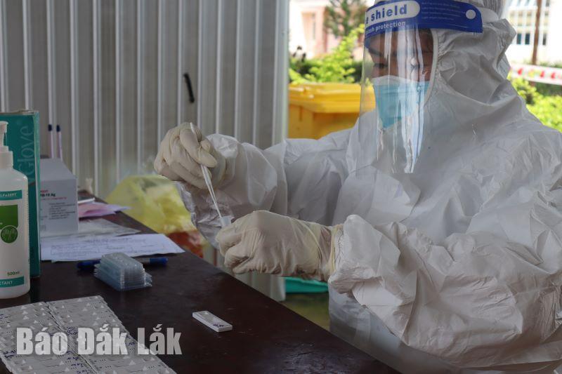 Nhân viên Trung tâm Y tế huyện Lắk tiến hành xét nghiệm SARS-CoV-2.