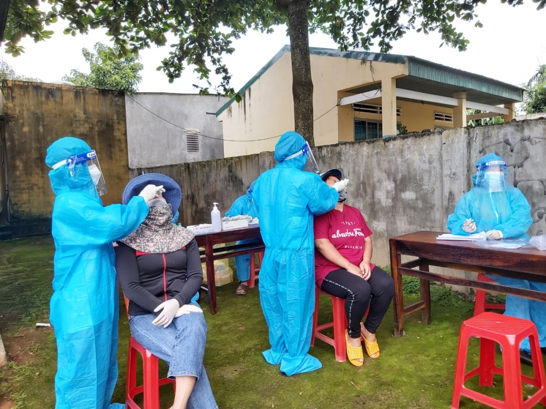 Lực lượng y tế lấy mẫu xét nghiệm SARS-CoV-2 cho người dân xã Hòa Thuận.