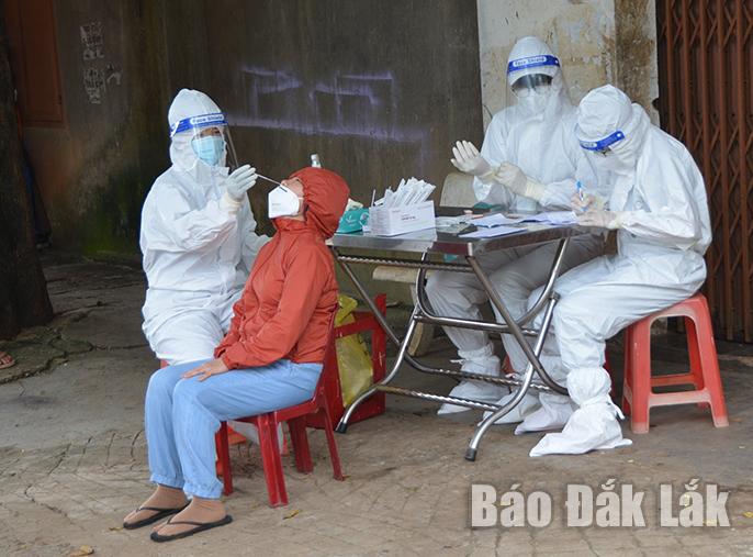 Lấy mẫu xét nghiệm SARS-CoV-2 cho người dân buôn Ko Siêr, TP. Buôn Ma Thuột