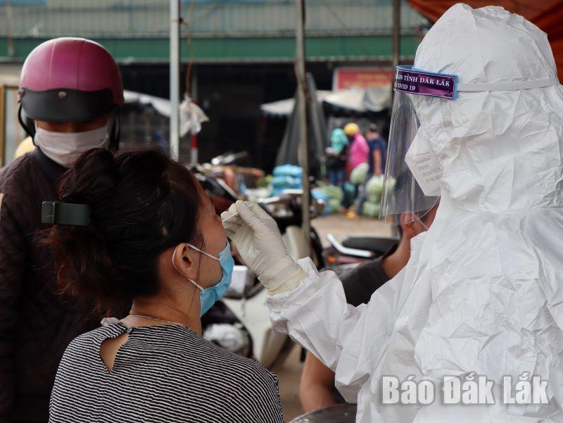 Nhân viên y tế lấy mẫu xét nghiệm SARS-CoV-2 cho người dân trên địa bàn TP. Buôn Ma Thuột.