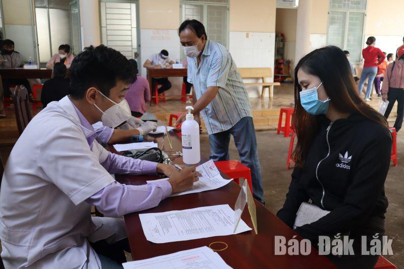 Cán bộ Trạm Y tế phường Tân Thành, TP. Buôn Ma Thuột khám sàng lọc cho người dân trước khi tiêm vắc xin phòng COVID-19.