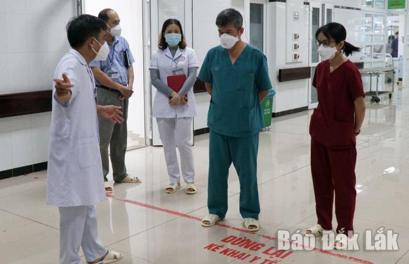 Đoàn bác sĩ Bệnh viện chợ Rẫy (TP. Hồ Chí Minh) khảo sát tại Bệnh viện Đa khoa vùng Tây Nguyên.