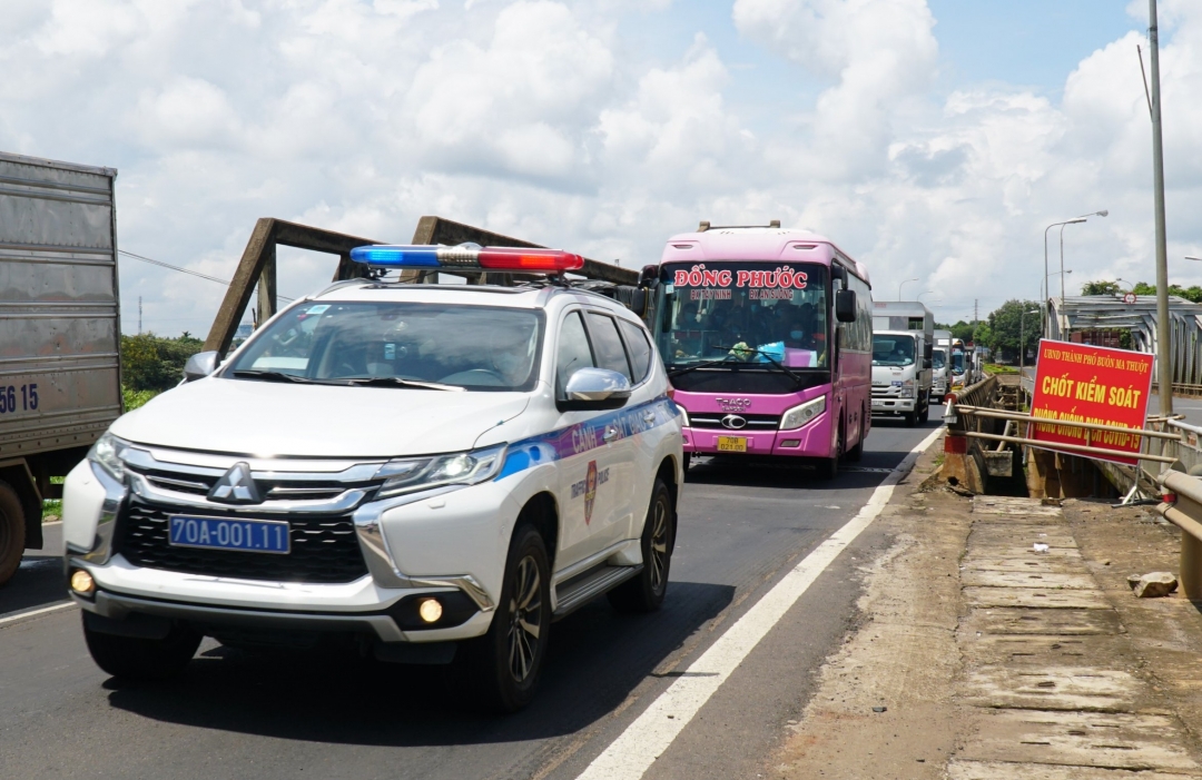 Đoàn xe đưa công dân từ Tây Ninh về đến địa phận tỉnh Đắk Lắk vào trưa ngày 2-10.
