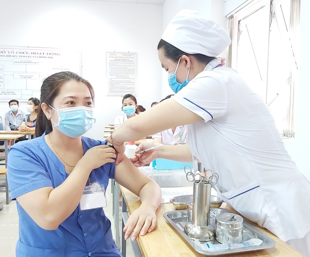 Tiêm vắc xin phòng COVID-19 cho nhân viên y tế tại Bệnh viện Đa khoa vùng Tây Nguyên.