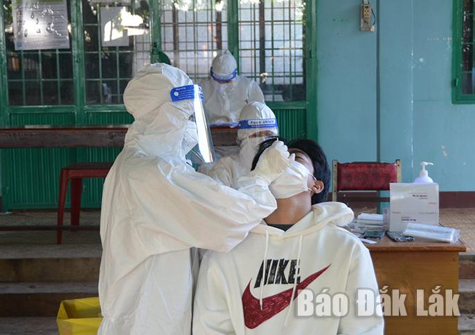 Lực lượng y tế lấy mẫu xét nghiệm SARS-CoV-2 cho người dân xã Hòa Xuân, TP. Buôn Ma Thuột. 