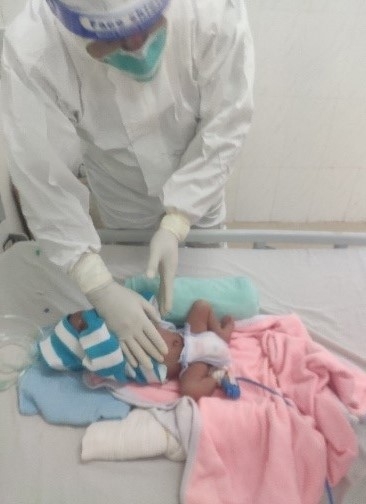 Bác sĩ đang thăm khám cho cháu bé tại khu điều trị bệnh nhân COVID-19, Bệnh viện Đa khoa vùng Tây Nguyên