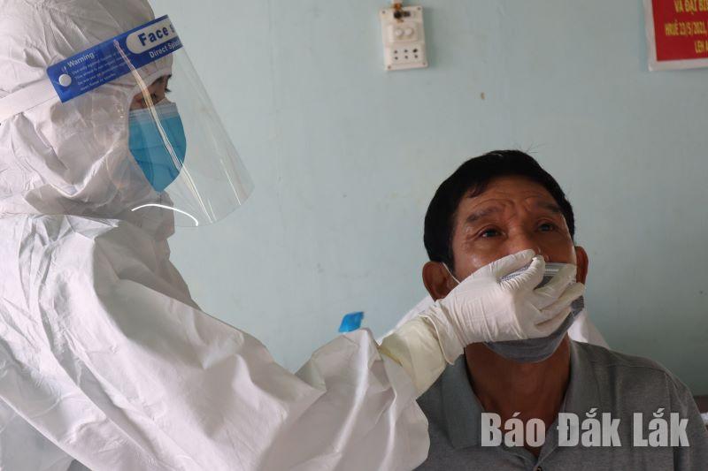 Nhân viên y tế huyện Lắk lấy mẫu xét nghiệm cho người dân thị trấn Liên Sơn.