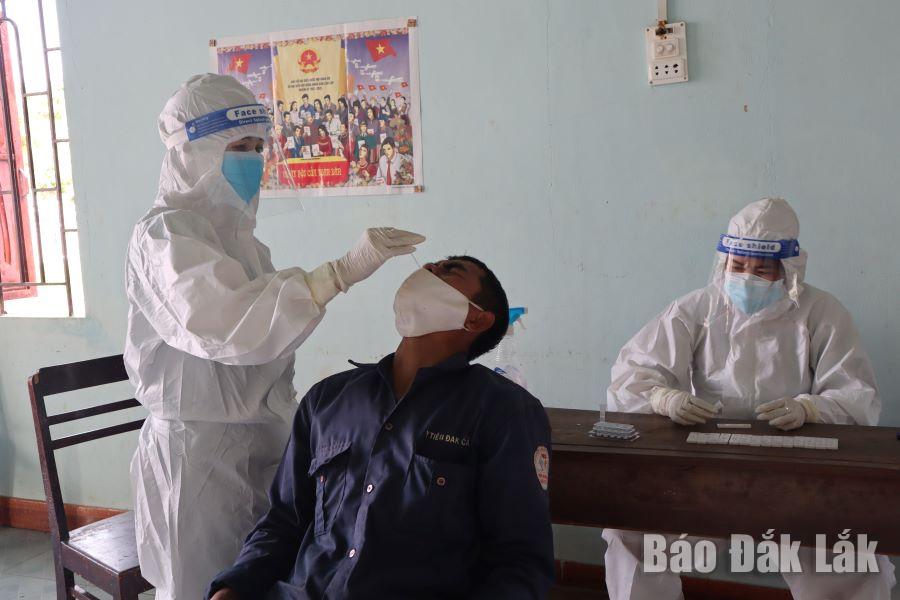 Nhân viên y tế lấy mẫu xét nghiệm SARS-CoV-2 cho người dân thị trấn Liên Sơn (huyện Lắk).