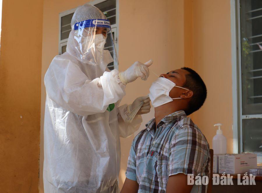 Nhân viên y tế lấy mẫu xét nghiệm SARS-CoV-2 cho người dân TP. Buôn Ma Thuột.