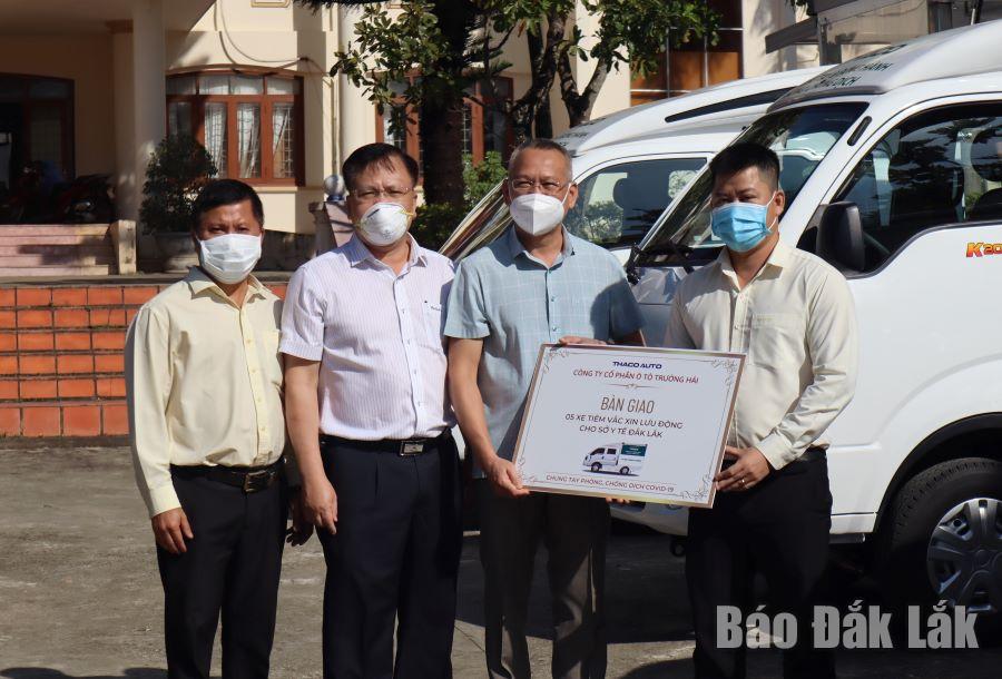 Đại diện Công ty Cổ phần ô tô Trường Hải trao bảng bàn giao xe tiêm vắc xin lưu động cho lãnh đạo Sở Y tế Đắk Lắk. 