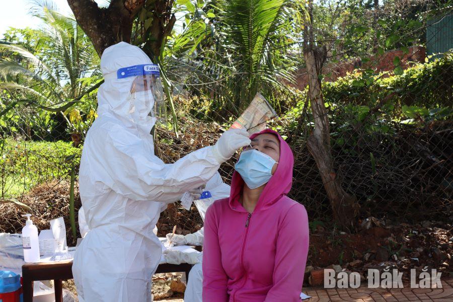 Nhân viên y tế lấy mẫu xét nghiệm SARS-CoV-2 cho người dân phường Ea Tam, TP. Buôn Ma Thuột.