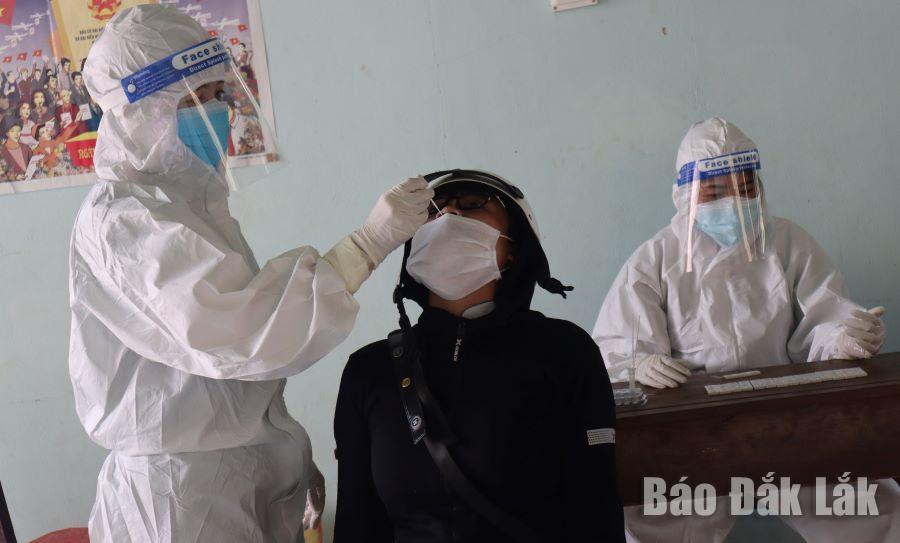 Nhân viên y tế huyện Lắk lấy mẫu xét nghiệm SARS-CoV-2 cho người dân.