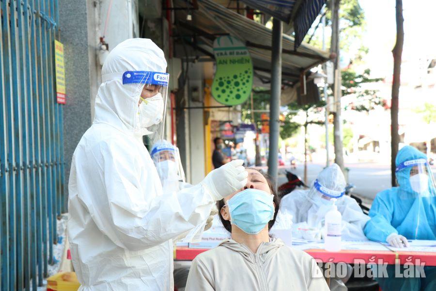 Nhân viên y tế lấy mẫu xét nghiệm SARS-CoV-2 cho người dân TP. Buôn Ma Thuột.