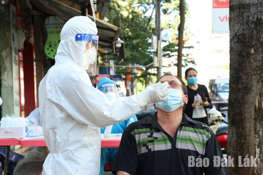 Nhân viên y tế lấy mẫu SARS-CoV-2 cho người dân TP. Buôn Ma Thuột.