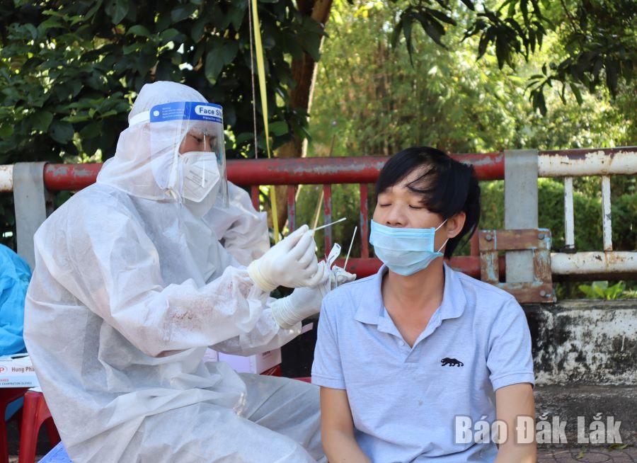 Nhân viên y tế lấy mẫu xét nghiệm cho người dân phường Ea Tam (TP. Buôn Ma Thuột).