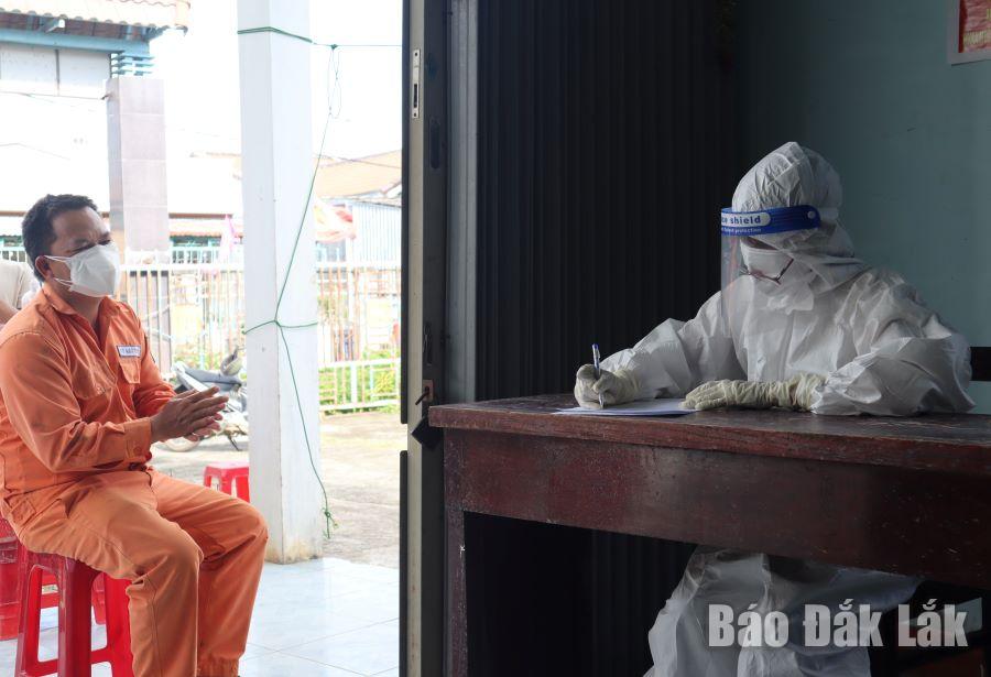 Người dân huyện Lắk khai báo thông tin trước khi lấy mẫu xét nghiệm SARS-CoV-2.