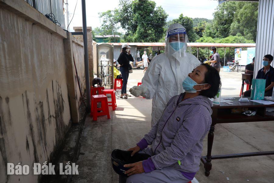 Nhân viên Trung tâm Y tế huyện Lắk lấy mẫu xét nghiệm cho người dân trên địa bàn huyện.