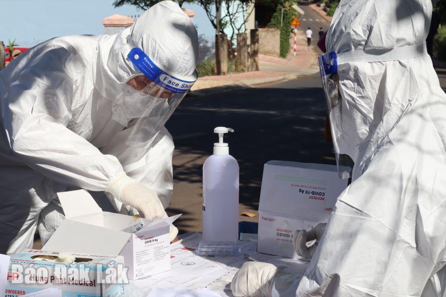 Nhân viên y tế chuẩn bị vật tư xét nghiệm SARS-CoV-2 cho người dân.