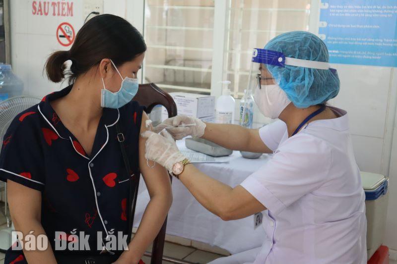 Nhân viên y tế tiêm vắc xin phòng COVID-19 cho người dân.