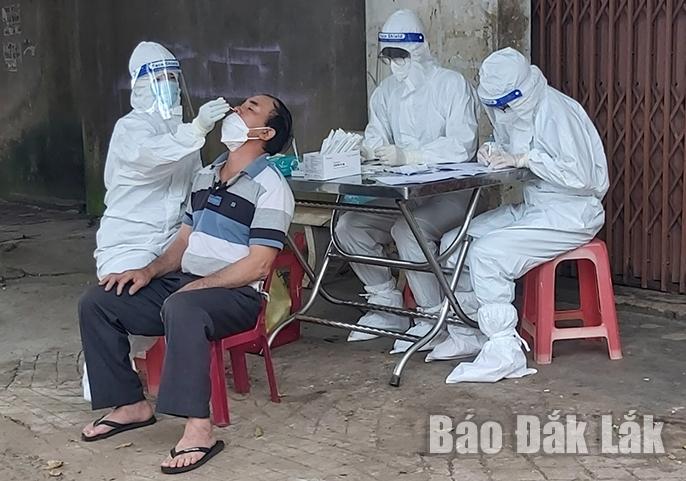 Lực lượng y tế lấy mẫu xét nghiệm SARS-CoV-2 cho người dân phường Tân Lập, TP. Buôn Ma Thuột. 
