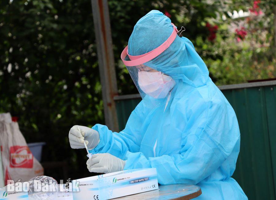 Nhân viên y tế tiến hành xét nghiệm SARS-CoV-2.
