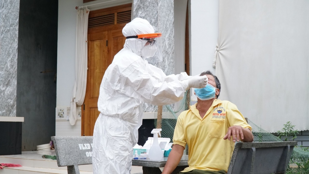 Lực lượng y tế lấy mẫu xét nghiệm SARS-CoV-2 cho người dân huyện Krông Ana