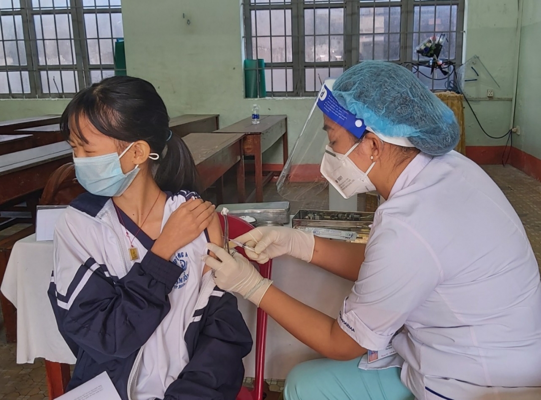 Tiêm vắc xin phòng COVID-19 cho học sinh trường THCS Phạm Hồng Thái (TP. Buôn Ma Thuột).