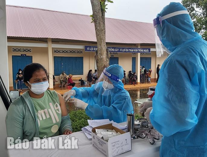 Ngành Y tế tiêm vắc xin phòng COVID-19 cho người dân huyện Cư Mgar.