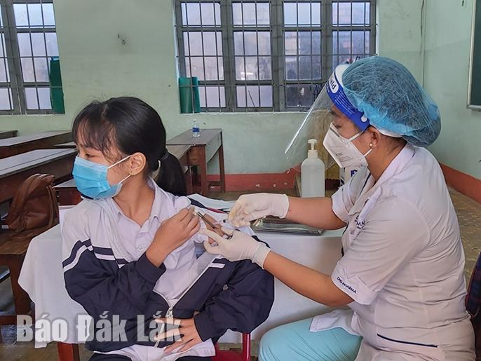 Học sinh trường THCS Phạm Hồng Thái (TP. Buôn Ma Thuột) tiêm vắc xin phòng COVID-19.